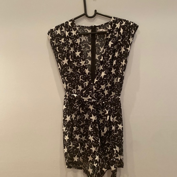 ♣️ 3/$20 RUMOR star deep v-neck romper - Picture 2 of 10